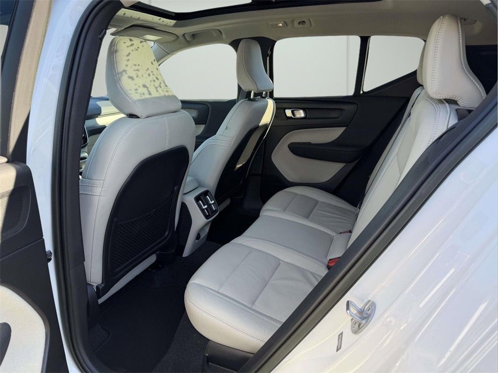 2023 Volvo XC40 B5 Plus Bright Theme