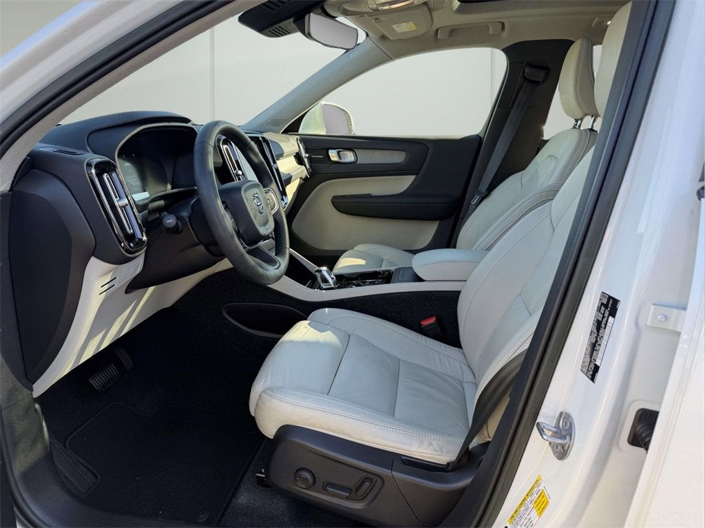 2023 Volvo XC40 B5 Plus Bright Theme