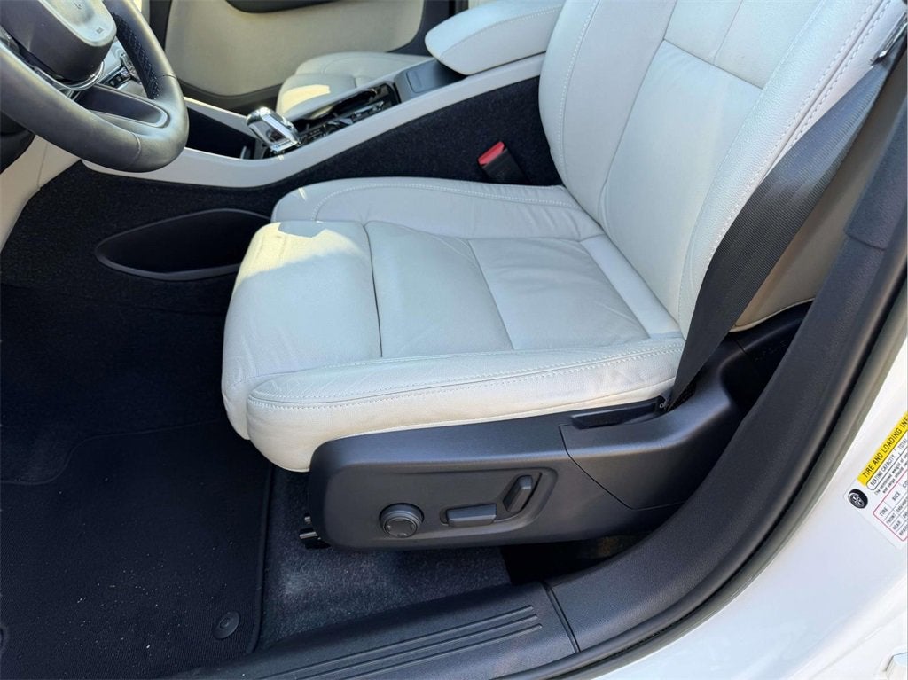 2023 Volvo XC40 B5 Plus Bright Theme