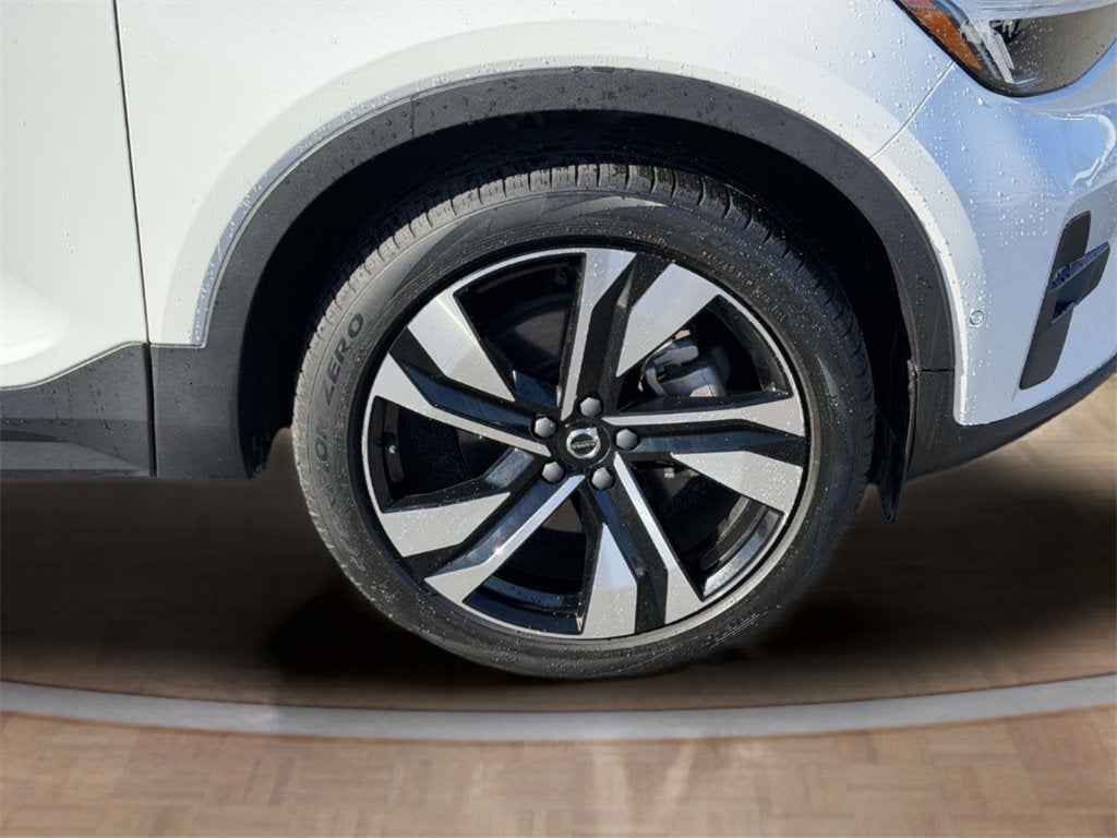 2023 Volvo XC40 B5 Plus Bright Theme