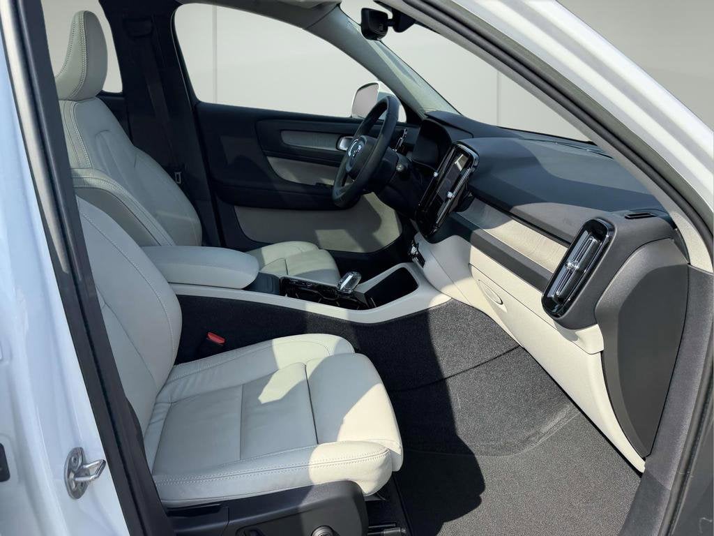 2023 Volvo XC40 B5 Plus Bright Theme