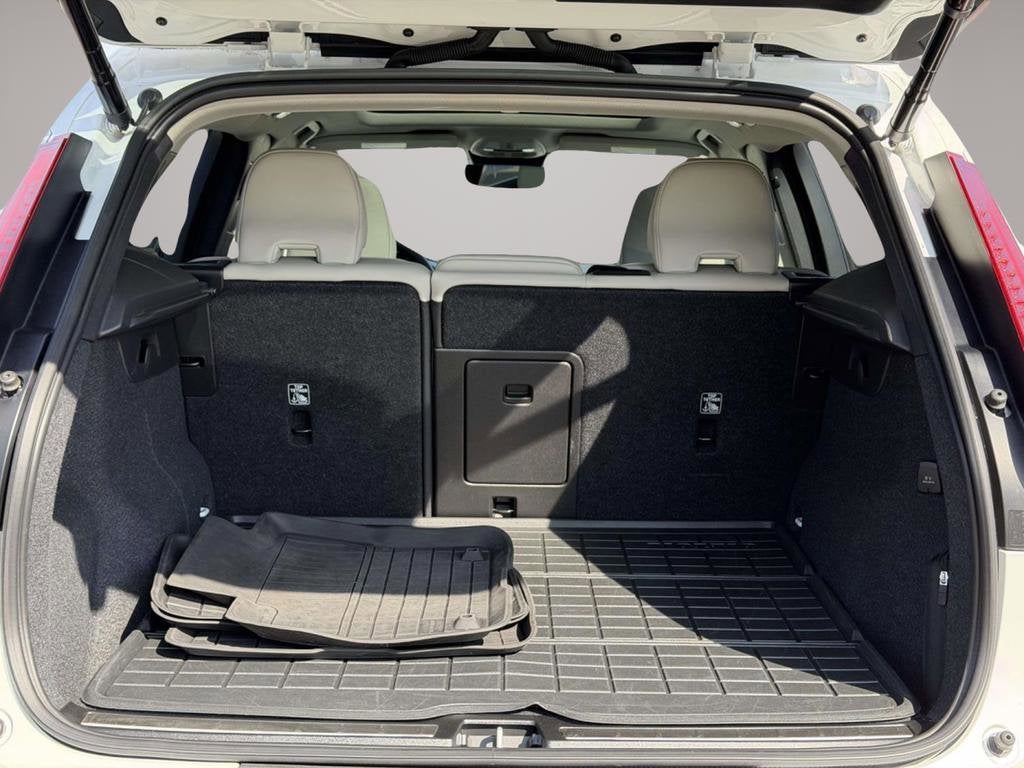 2023 Volvo XC40 B5 Plus Bright Theme