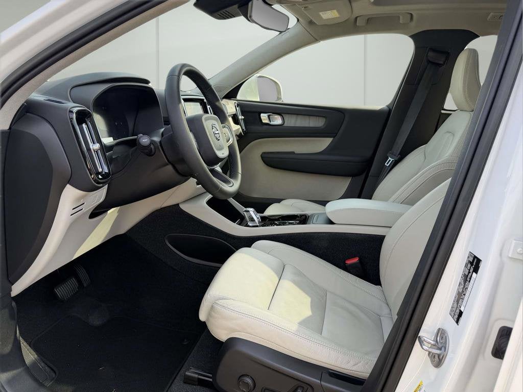2023 Volvo XC40 B5 Plus Bright Theme