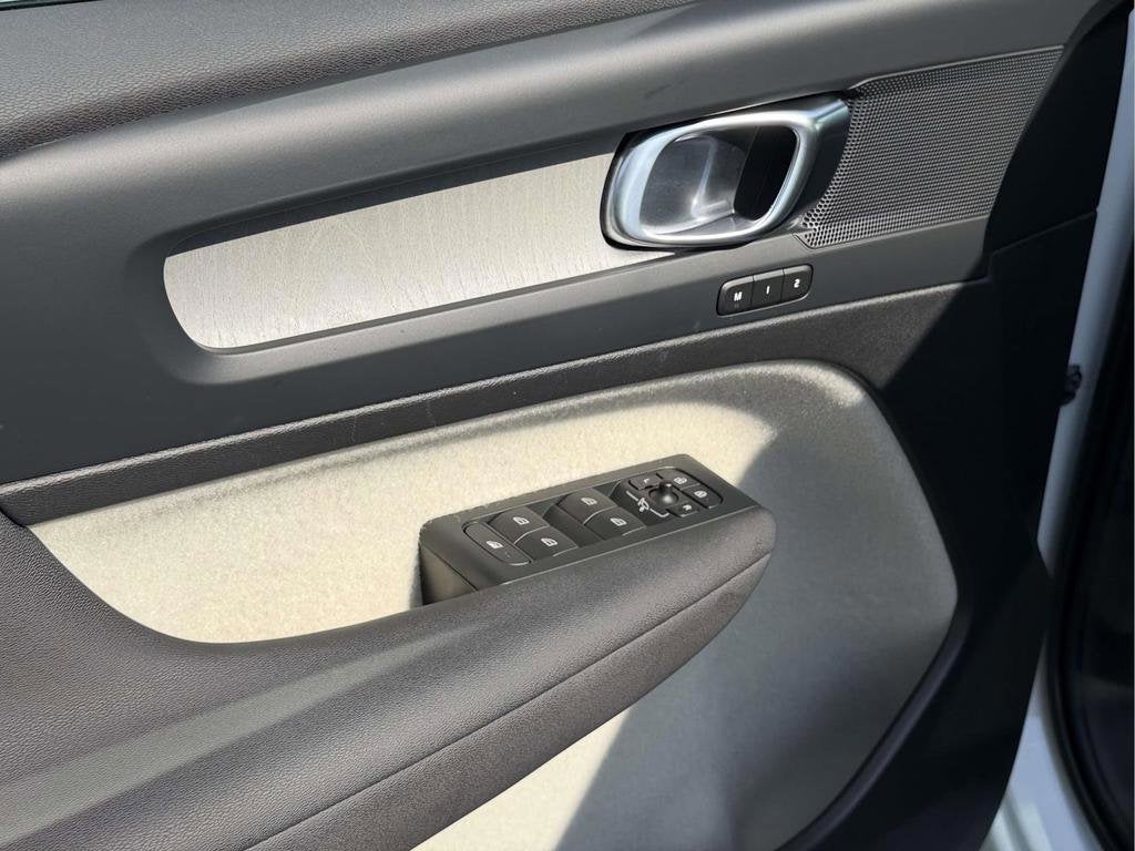2023 Volvo XC40 B5 Plus Bright Theme