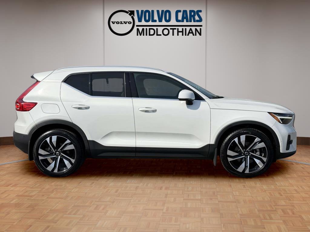 2023 Volvo XC40 B5 Plus Bright Theme