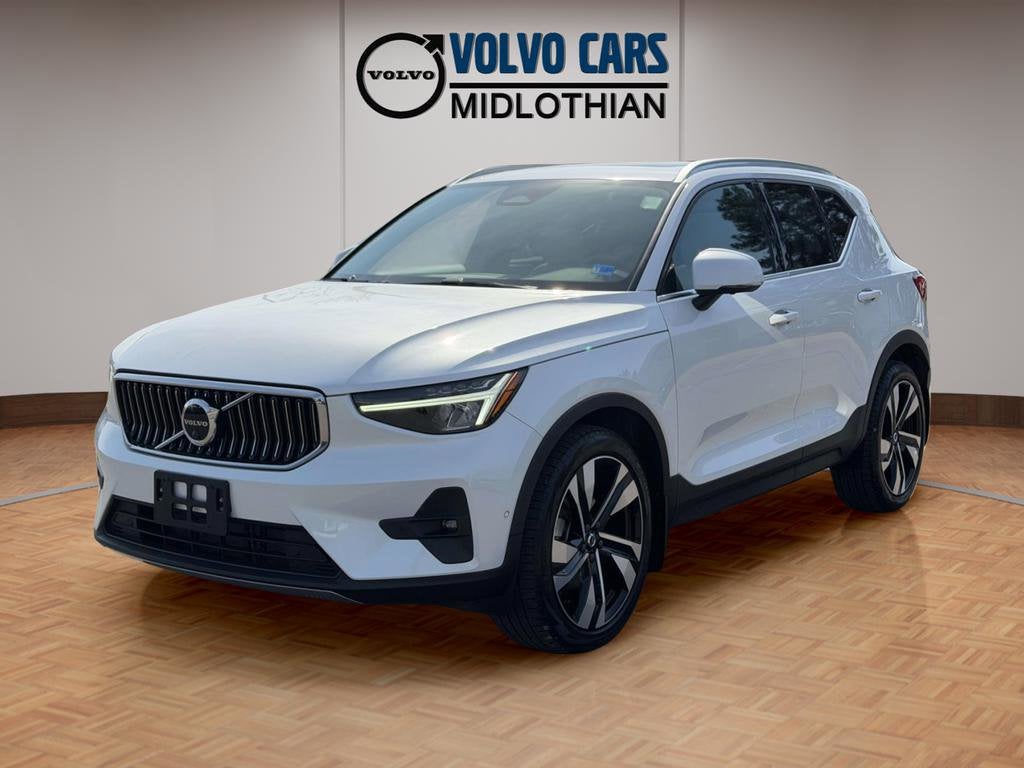 2023 Volvo XC40 B5 Plus Bright Theme