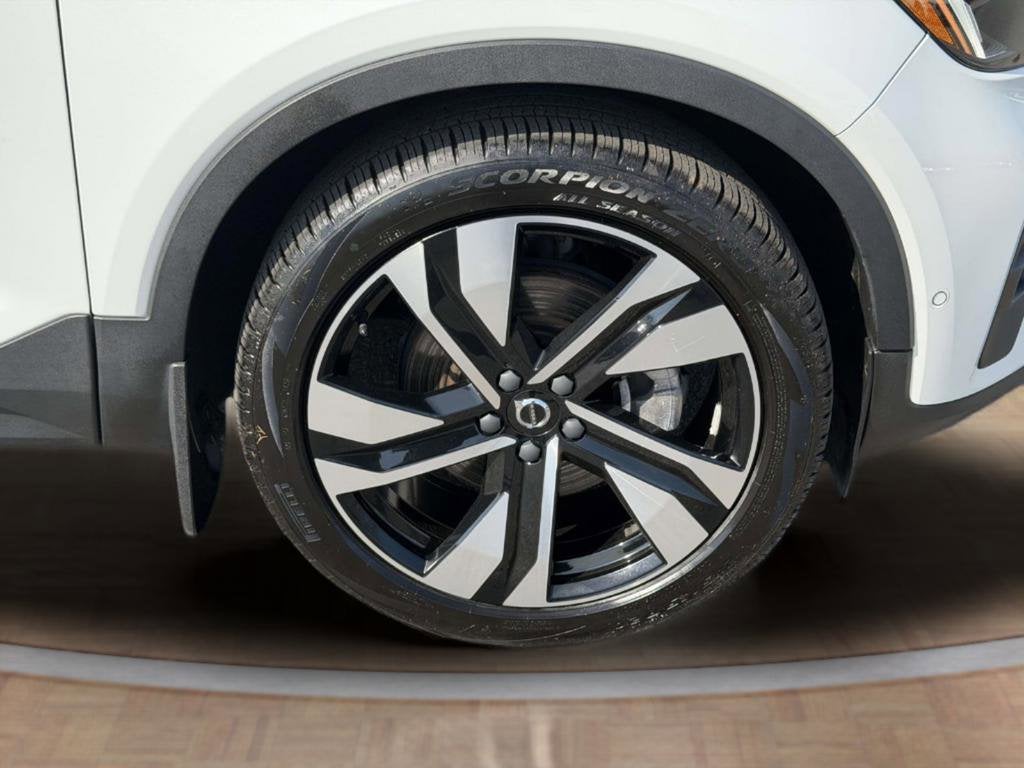 2023 Volvo XC40 B5 Plus Bright Theme