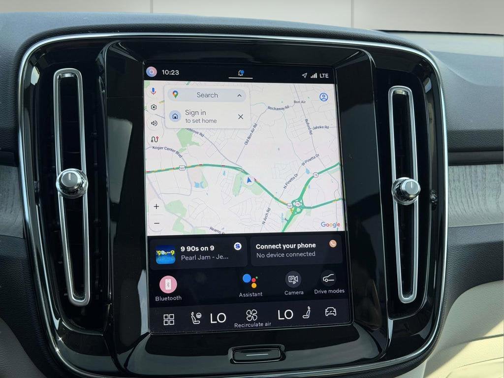 2023 Volvo XC40 B5 Plus Bright Theme