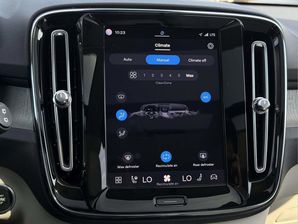 2023 Volvo XC40 B5 Plus Bright Theme