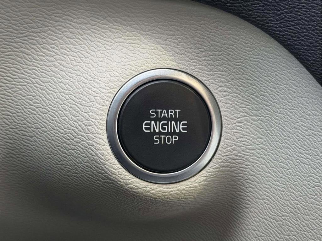 2023 Volvo XC40 B5 Plus Bright Theme