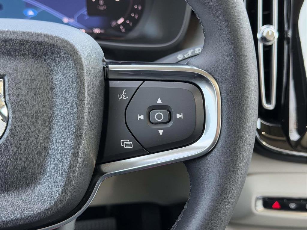 2023 Volvo XC40 B5 Plus Bright Theme
