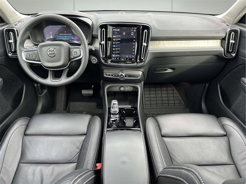 2023 Volvo XC40 B5 Plus Bright Theme
