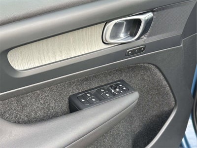 2023 Volvo XC40 B5 Plus Bright Theme