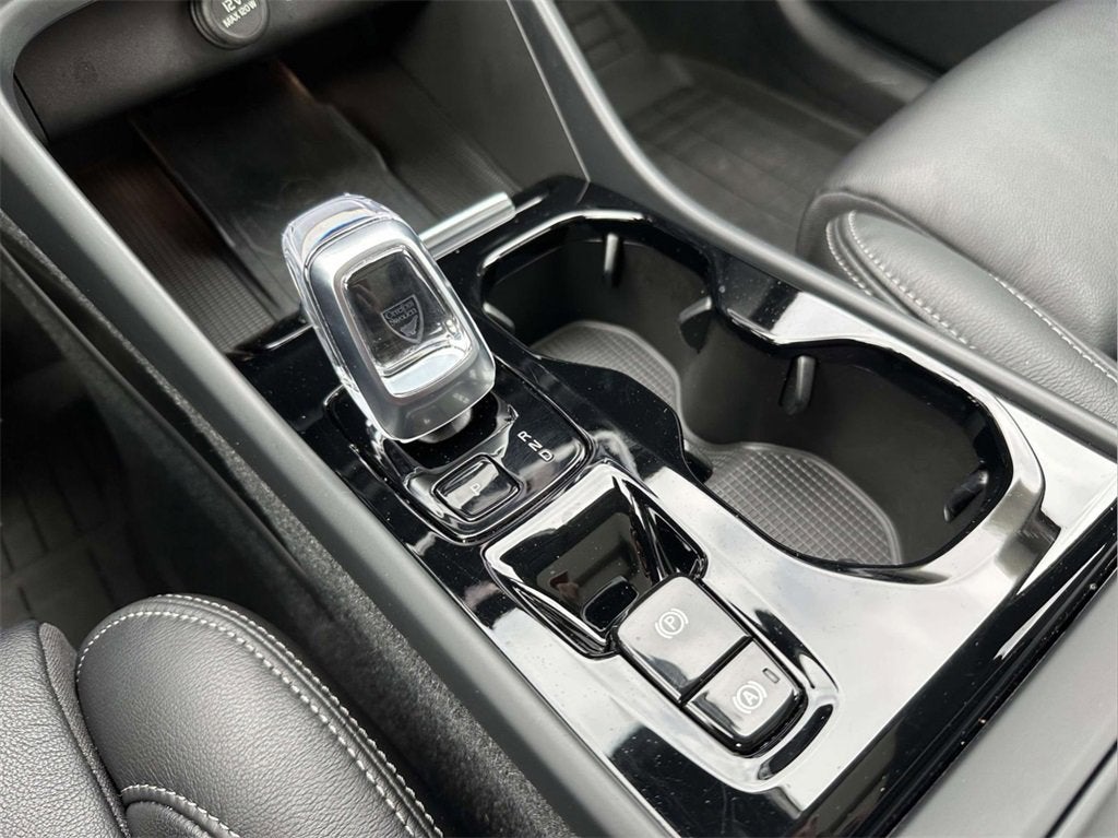 2023 Volvo XC40 B5 Plus Bright Theme