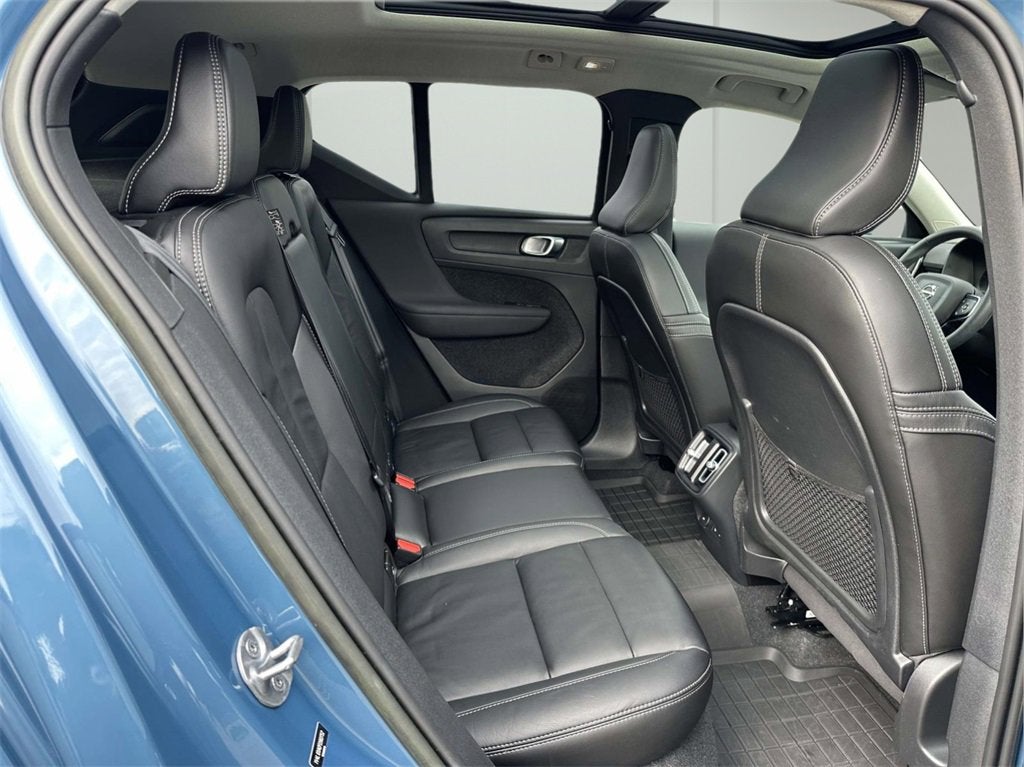 2023 Volvo XC40 B5 Plus Bright Theme