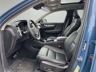 2023 Volvo XC40 B5 Plus Bright Theme