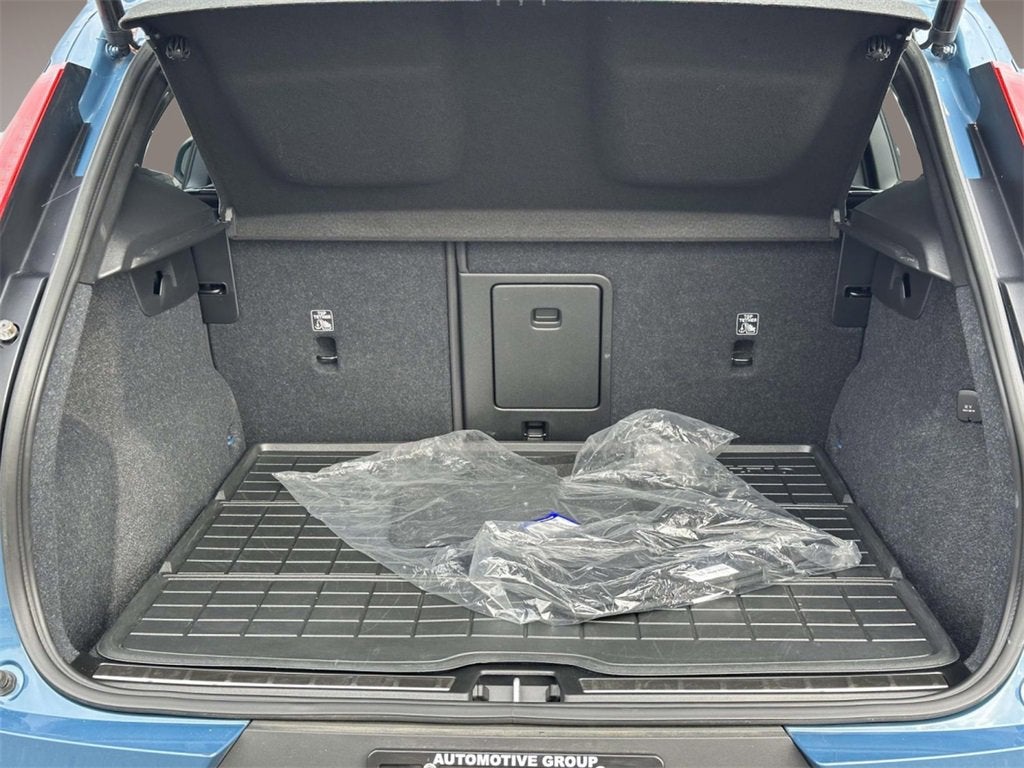 2023 Volvo XC40 B5 Plus Bright Theme