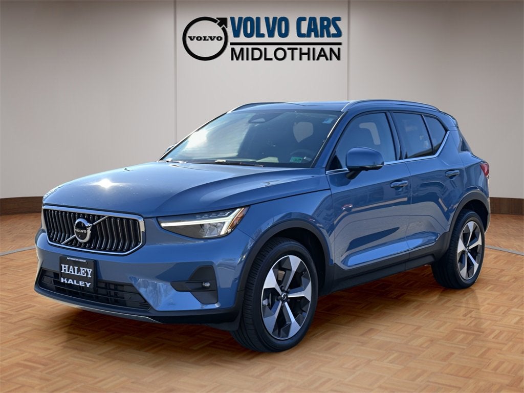 2023 Volvo XC40 B5 Plus Bright Theme
