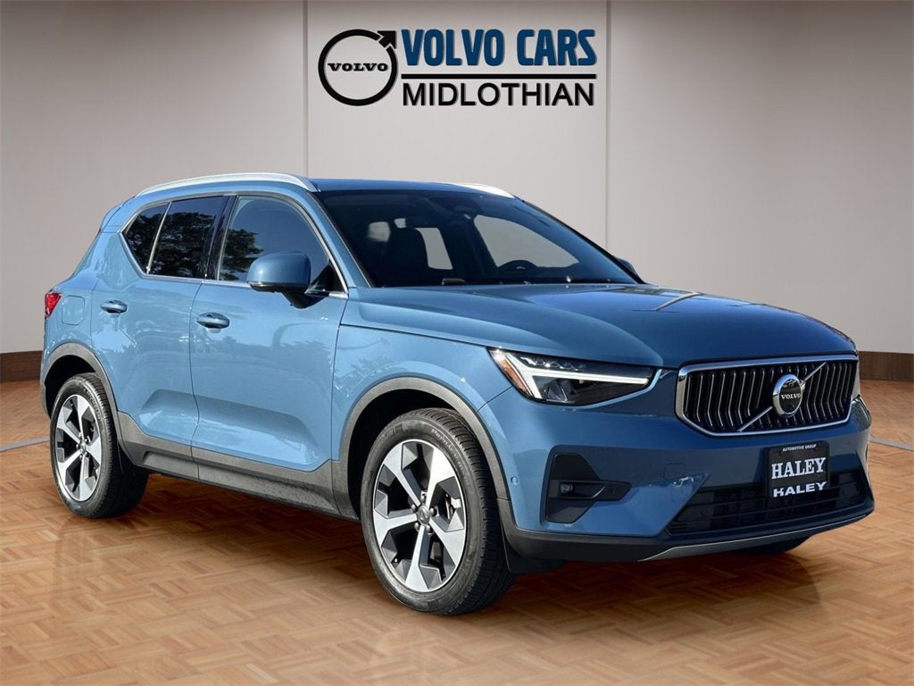 2023 Volvo XC40 B5 Plus Bright Theme