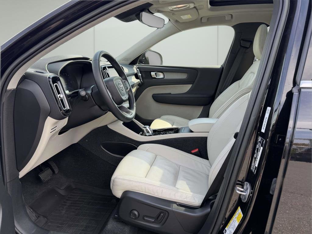 2023 Volvo XC40 B5 Plus Bright Theme