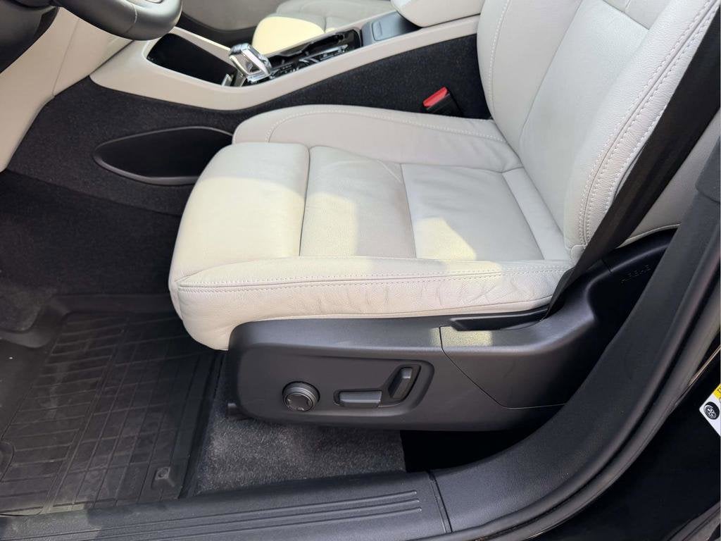 2023 Volvo XC40 B5 Plus Bright Theme