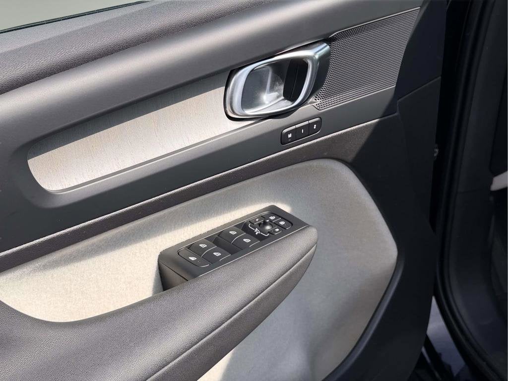 2023 Volvo XC40 B5 Plus Bright Theme