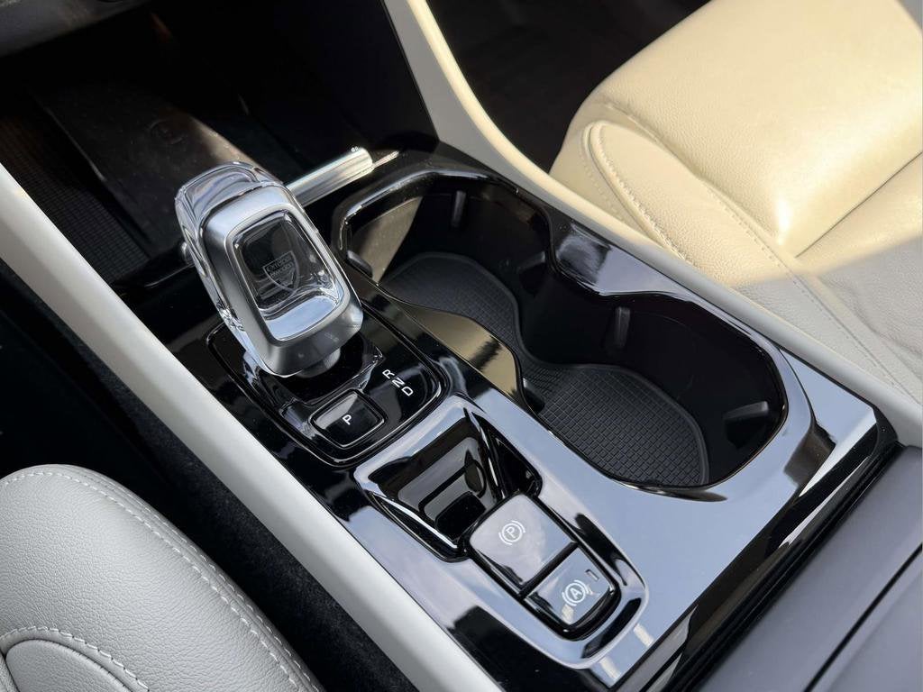 2023 Volvo XC40 B5 Plus Bright Theme