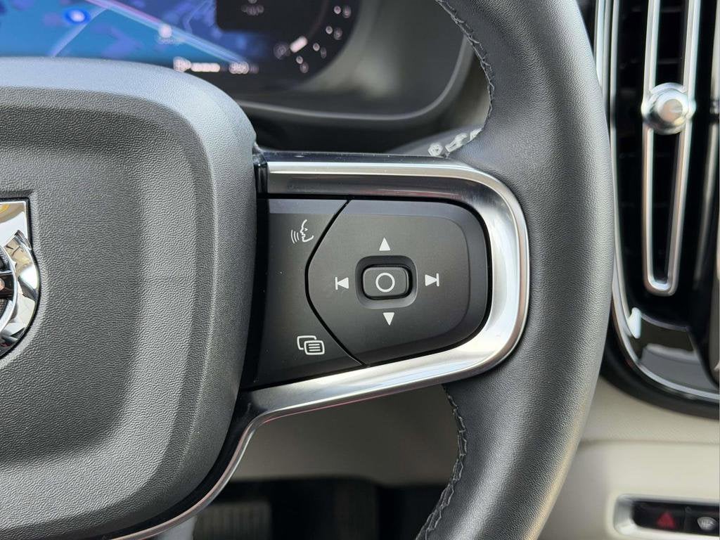 2023 Volvo XC40 B5 Plus Bright Theme