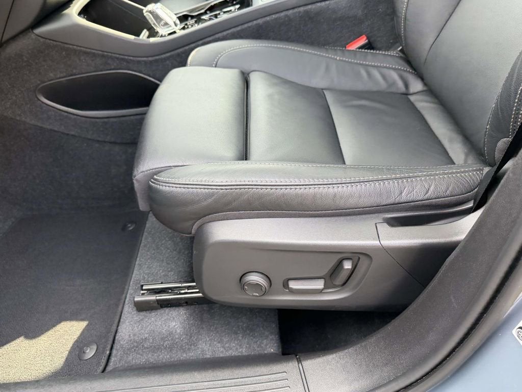 2023 Volvo XC40 B5 Plus Bright Theme