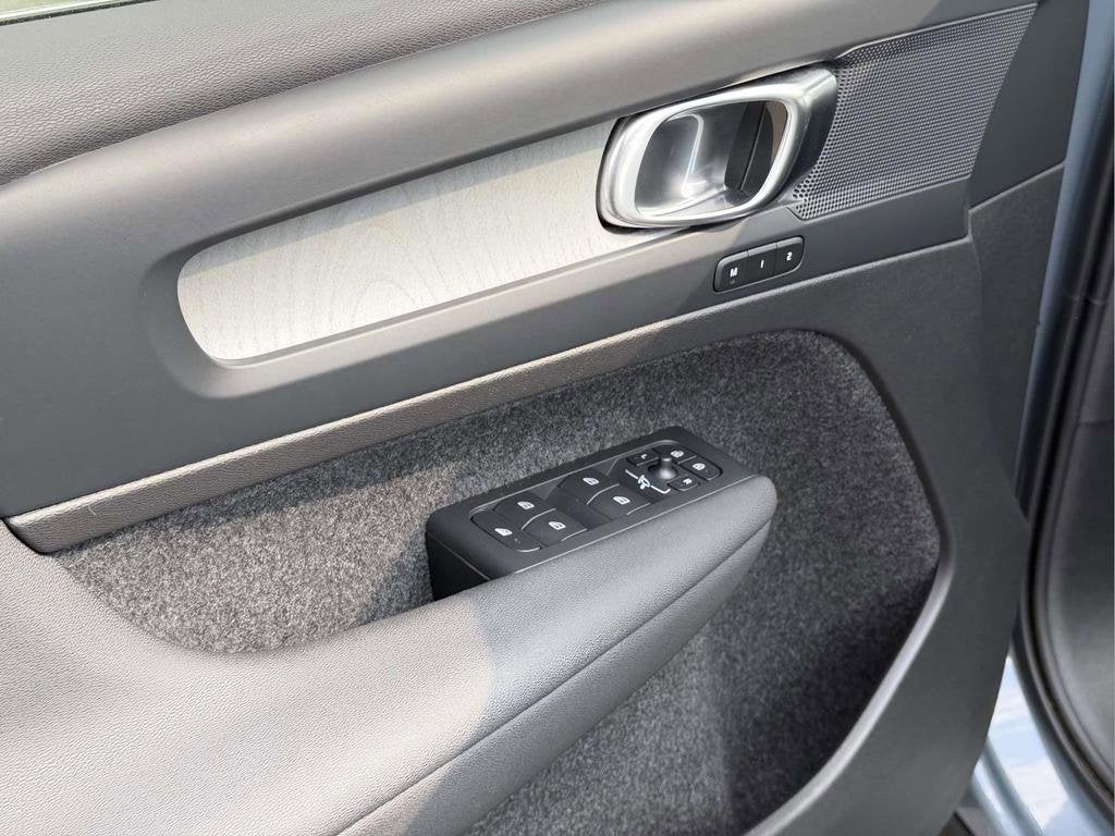 2023 Volvo XC40 B5 Plus Bright Theme