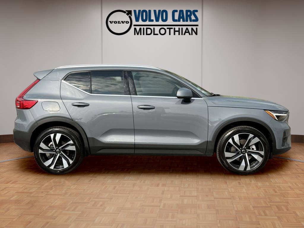 2023 Volvo XC40 B5 Plus Bright Theme