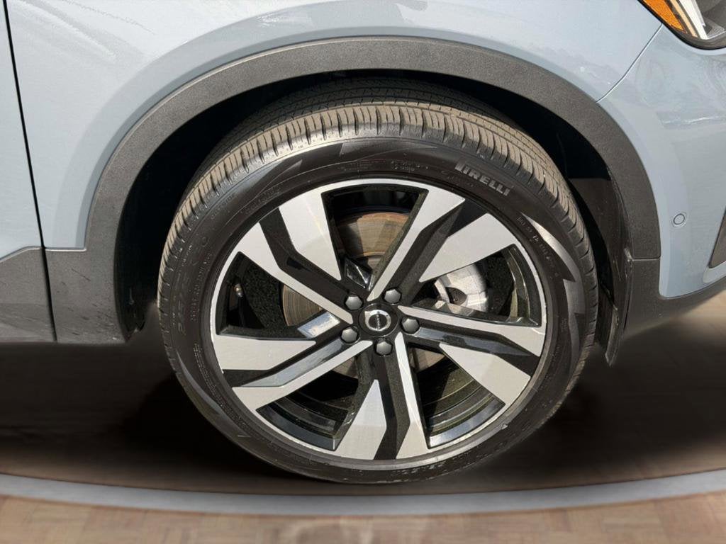 2023 Volvo XC40 B5 Plus Bright Theme