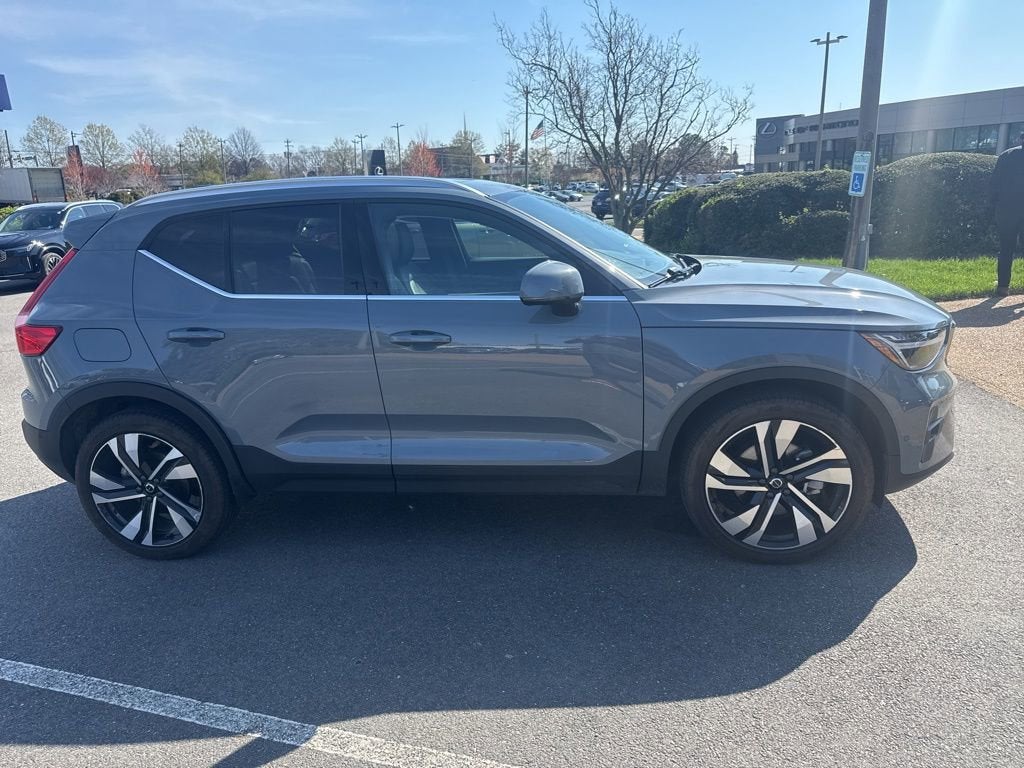 2023 Volvo XC40 B5 Plus Bright Theme