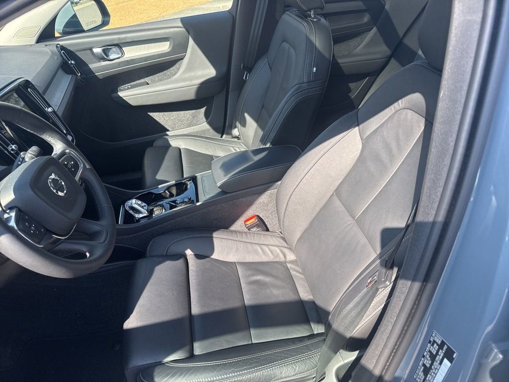 2023 Volvo XC40 B5 Plus Bright Theme