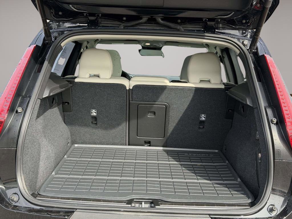 2023 Volvo XC40 B5 Plus Bright Theme