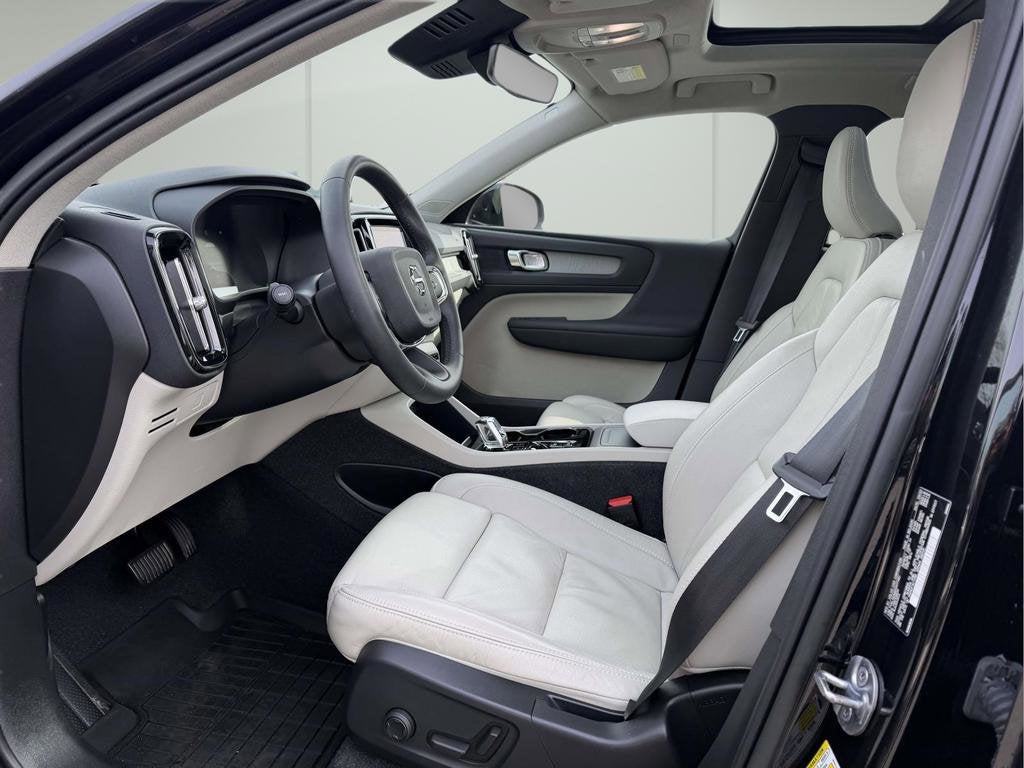 2023 Volvo XC40 B5 Plus Bright Theme