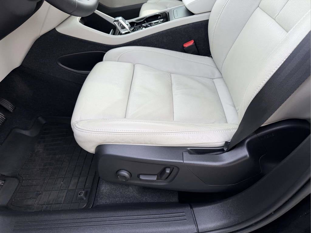 2023 Volvo XC40 B5 Plus Bright Theme