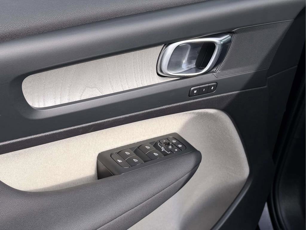 2023 Volvo XC40 B5 Plus Bright Theme