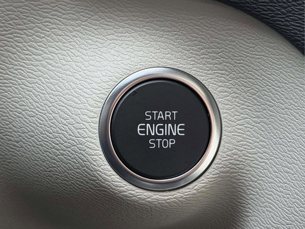 2023 Volvo XC40 B5 Plus Bright Theme