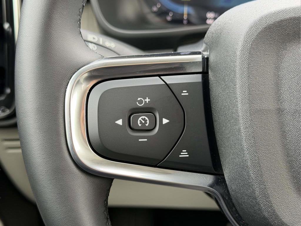 2023 Volvo XC40 B5 Plus Bright Theme