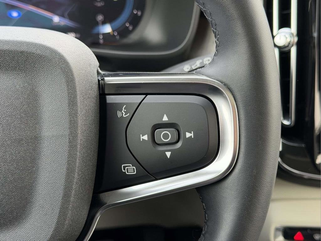 2023 Volvo XC40 B5 Plus Bright Theme