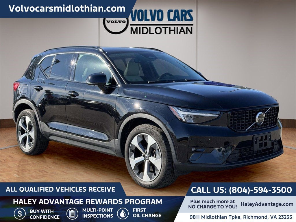 2023 Volvo XC40 B5 Plus Dark Theme