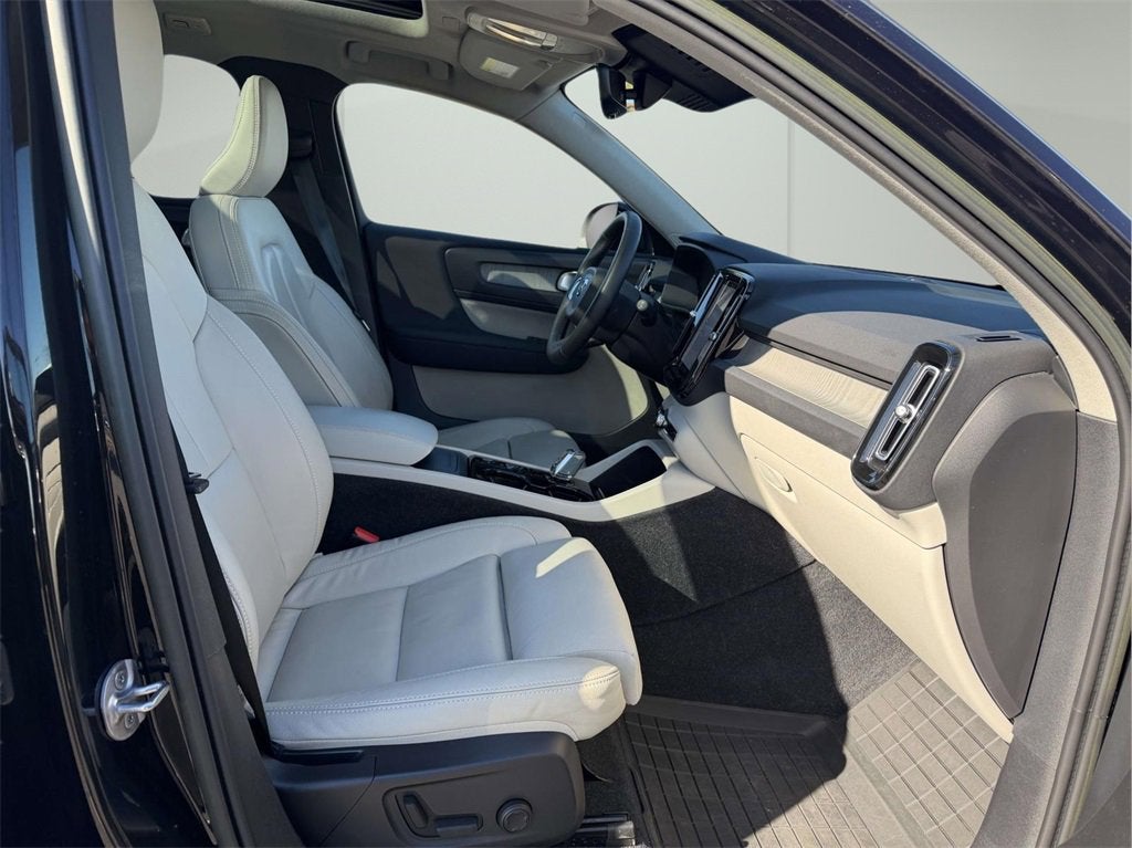 2023 Volvo XC40 B5 Plus Dark Theme
