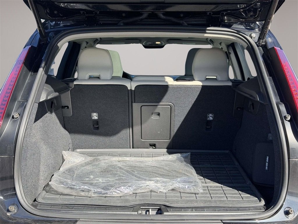 2023 Volvo XC40 B5 Plus Dark Theme