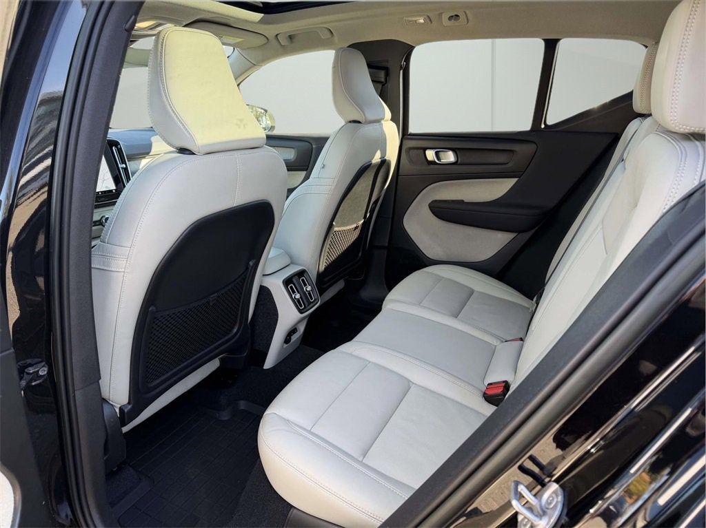 2023 Volvo XC40 B5 Plus Dark Theme