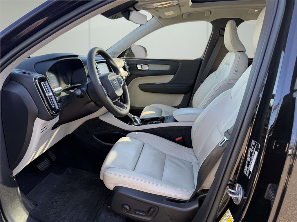 2023 Volvo XC40 B5 Plus Dark Theme
