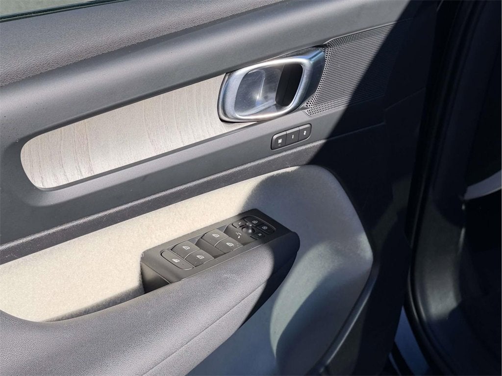 2023 Volvo XC40 B5 Plus Dark Theme