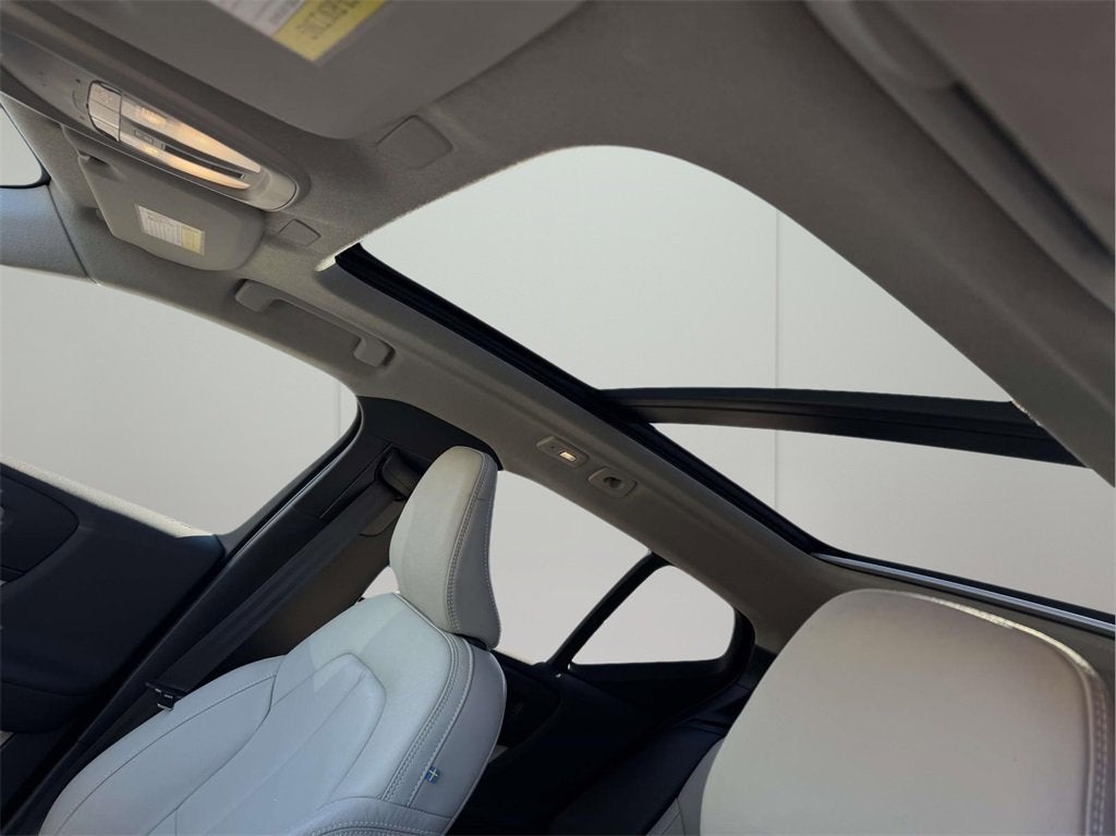 2023 Volvo XC40 B5 Plus Dark Theme