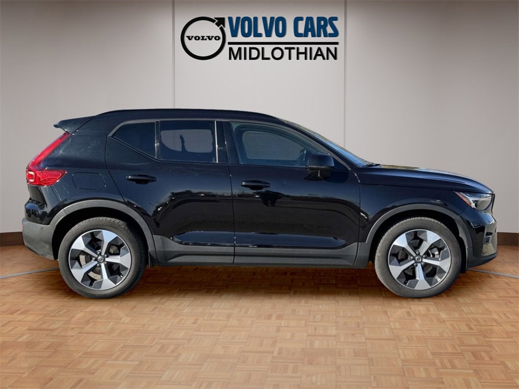 2023 Volvo XC40 B5 Plus Dark Theme