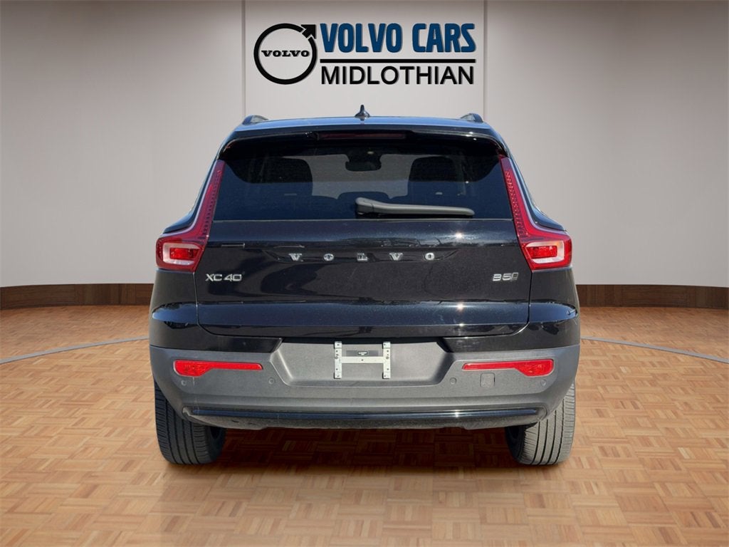2023 Volvo XC40 B5 Plus Dark Theme